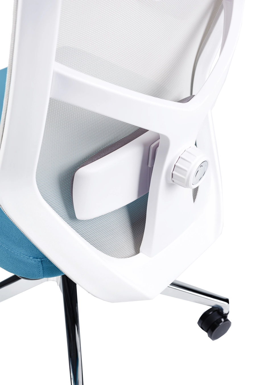 Nitra: CUSTÓ Nitra îți oferă reglaje complete: suport lombar 2D, tetieră 2D și șezut glisant pentru ajustarea adâncimii. Spătarul din plasă acrilică respiră, iar șezutul textil albastru  cu memorie distribuie uniform presiunea. Brațele reglabile pe înălțime mențin antebrațele într-un unghi corect la tastatură. Baza rotativă cu roți din poliuretan protejează podeaua și asigură mobilitate fără zgomot. Designul bicolor adaugă personalitate unui open-space modern, menținând în același timp standarde ergonomice ridicate.