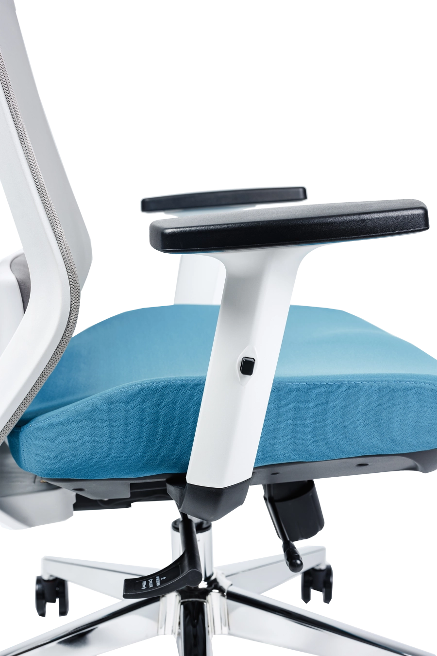 Nitra: CUSTÓ Nitra îți oferă reglaje complete: suport lombar 2D, tetieră 2D și șezut glisant pentru ajustarea adâncimii. Spătarul din plasă acrilică respiră, iar șezutul textil albastru  cu memorie distribuie uniform presiunea. Brațele reglabile pe înălțime mențin antebrațele într-un unghi corect la tastatură. Baza rotativă cu roți din poliuretan protejează podeaua și asigură mobilitate fără zgomot. Designul bicolor adaugă personalitate unui open-space modern, menținând în același timp standarde ergonomice ridicate.