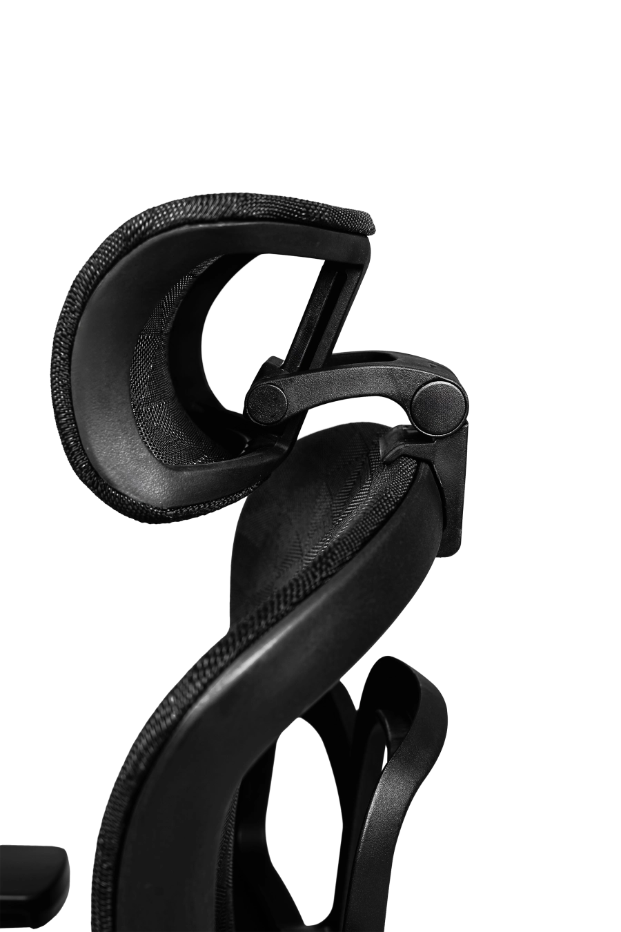 Porto: Conceput pentru reglaje la îndemână, CUSTÓ Porto combină șezutul și spătarul din plasă elastomerică ce mențin un microclimat plăcut chiar și în zilele toride. Tetiera 3D se adaptează înălțimii și unghiului capului, iar cotierele 3D permit setarea pe înălțime, adâncime și rotație. Baza rotativă ușoară și roțile din poliuretan rulează silențios, protejând pardoseala. O alegere ideală pentru birouri executive care cer funcționalitate maximă într-un look sobru.