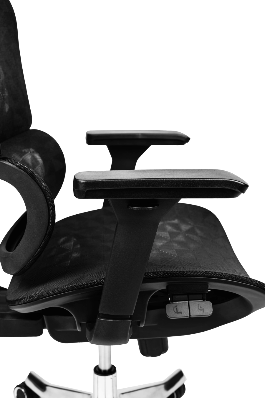 Porto: Conceput pentru reglaje la îndemână, CUSTÓ Porto combină șezutul și spătarul din plasă elastomerică ce mențin un microclimat plăcut chiar și în zilele toride. Tetiera 3D se adaptează înălțimii și unghiului capului, iar cotierele 3D permit setarea pe înălțime, adâncime și rotație. Baza rotativă ușoară și roțile din poliuretan rulează silențios, protejând pardoseala. O alegere ideală pentru birouri executive care cer funcționalitate maximă într-un look sobru.