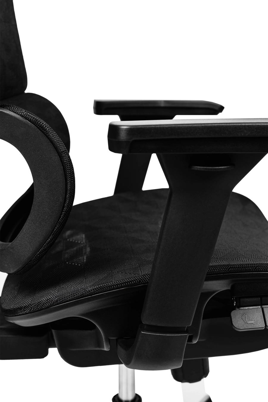 Porto: Conceput pentru reglaje la îndemână, CUSTÓ Porto combină șezutul și spătarul din plasă elastomerică ce mențin un microclimat plăcut chiar și în zilele toride. Tetiera 3D se adaptează înălțimii și unghiului capului, iar cotierele 3D permit setarea pe înălțime, adâncime și rotație. Baza rotativă ușoară și roțile din poliuretan rulează silențios, protejând pardoseala. O alegere ideală pentru birouri executive care cer funcționalitate maximă într-un look sobru.