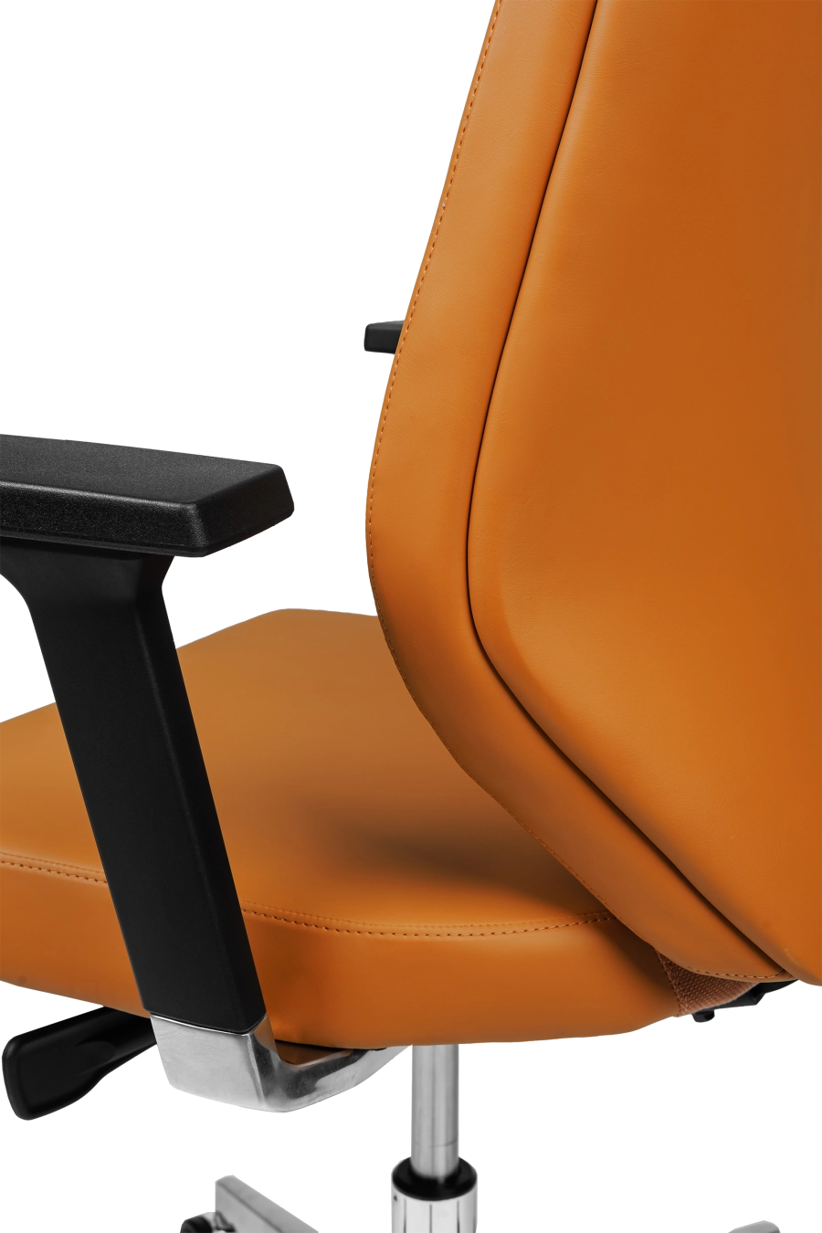 Barcelona: CUSTÓ Barcelona combină suplețea pielii artificiale de calitate premium cu avantajul cotierelor 3D, care se reglează rapid pe înălțime, adâncime și rotație pentru o postură relaxată la tastatură. Șezutul ergonomic este capitonat cu spumă de înaltă densitate, iar spătarul urmează linia spatelui, tetiera fixă susținând coloana cervicală în pauzele scurte. Mecanismul de balansare îți permite să alternezi între lucru intens și destindere. Accentele oranj energizează spațiul de lucru și adaugă personalitate fără a distrage atenția.