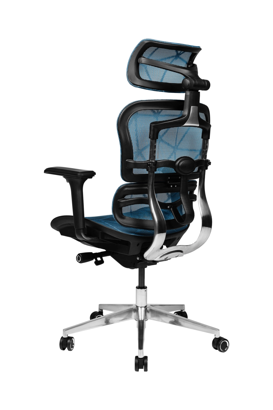 Torino: CUSTÓ Torino aduce ergonomie completă: spătar și șezut din plasă elastomerică pentru răcire constantă, spătar reglabil pe înălțime și șezut glisant pentru adâncime personalizată. Suportul lombar ajustabil reduce presiunea de pe coloană, iar tetiera 3D elimină tensiunea din zona cervicală. Cotierele 3D se adaptează tastării, prezentărilor și momentelor de relaxare. Mecanismul sincron urmărește mișcările naturale ale corpului, menținând postura corectă. Roțile din poliuretan alunecă silențios, protejând pardoseala. Finisajul albastru se potrivește spațiilor de lucru creative.