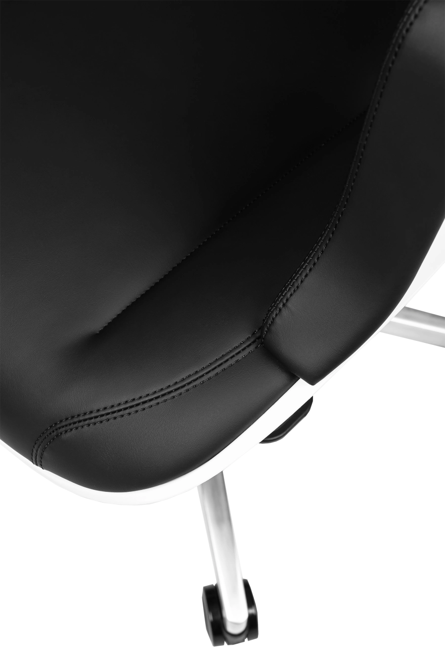 Houston: CUSTÓ Houston se concentrează pe simplitate și durabilitate: șezut și spătar din piele artificială de calitate premium, culoare neagră, ușor de curățat și rezistentă la uzură. Cadru rotativ robust, structură de tip monobloc. Cotierele fixe stabilizează antebrațele, reducând tensiunea în umeri. Spătarul înalt susține zona cervicală, iar mecanismul de balans facilitează micro-pauzele active. Designul minimalist și sobru se potrivește perfect spațiilor directoriale.