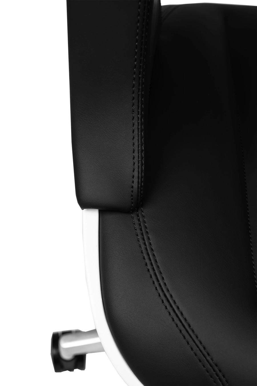 Houston: CUSTÓ Houston se concentrează pe simplitate și durabilitate: șezut și spătar din piele artificială de calitate premium, culoare neagră, ușor de curățat și rezistentă la uzură. Cadru rotativ robust, structură de tip monobloc. Cotierele fixe stabilizează antebrațele, reducând tensiunea în umeri. Spătarul înalt susține zona cervicală, iar mecanismul de balans facilitează micro-pauzele active. Designul minimalist și sobru se potrivește perfect spațiilor directoriale.