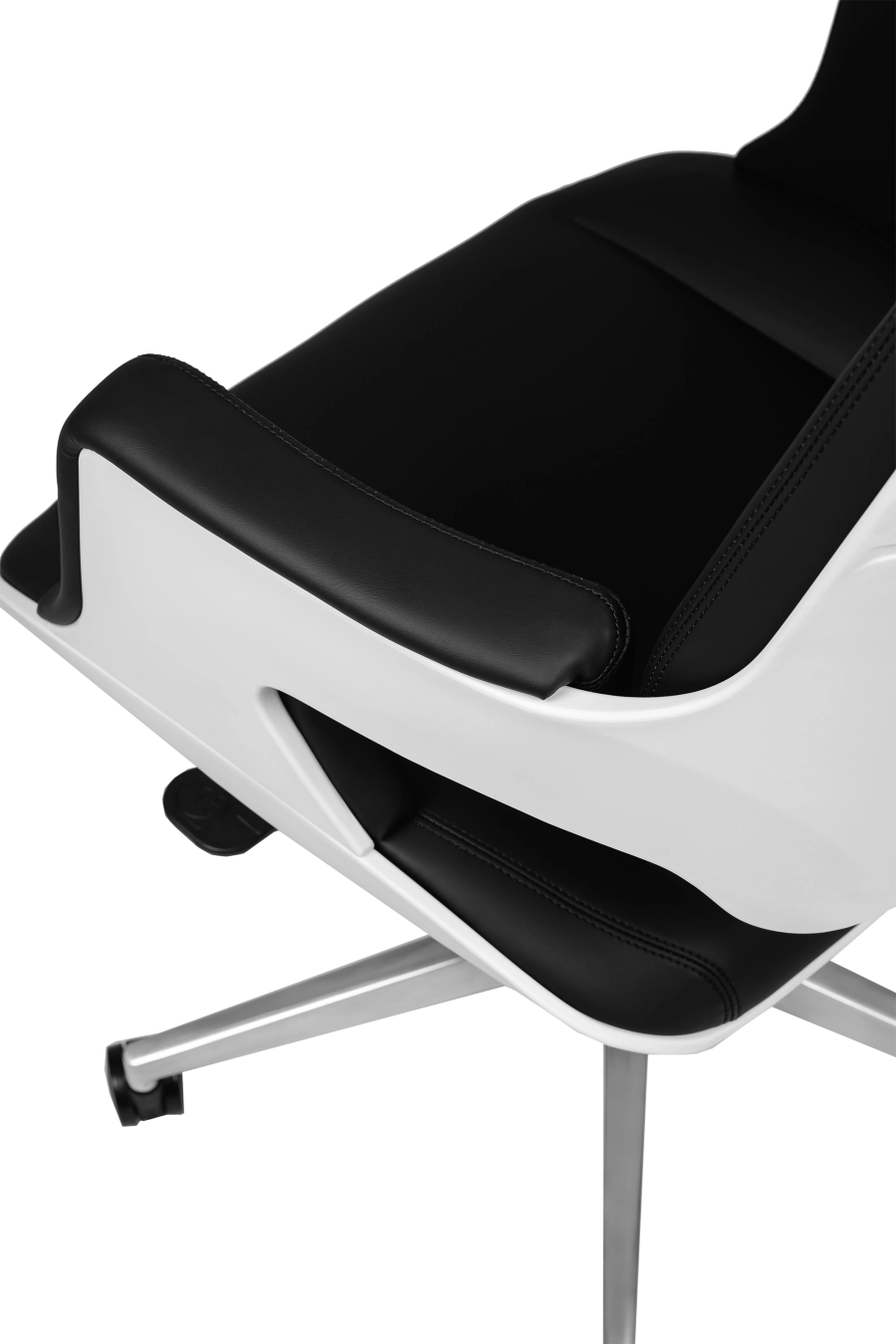 Houston: CUSTÓ Houston se concentrează pe simplitate și durabilitate: șezut și spătar din piele artificială de calitate premium, culoare neagră, ușor de curățat și rezistentă la uzură. Cadru rotativ robust, structură de tip monobloc. Cotierele fixe stabilizează antebrațele, reducând tensiunea în umeri. Spătarul înalt susține zona cervicală, iar mecanismul de balans facilitează micro-pauzele active. Designul minimalist și sobru se potrivește perfect spațiilor directoriale.