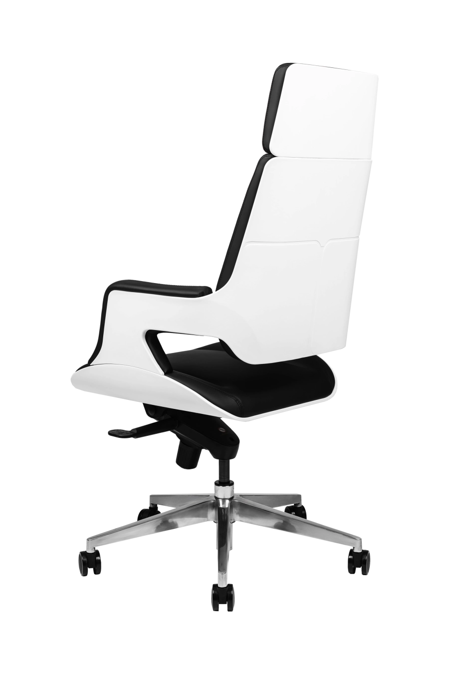 Houston: CUSTÓ Houston se concentrează pe simplitate și durabilitate: șezut și spătar din piele artificială de calitate premium, culoare neagră, ușor de curățat și rezistentă la uzură. Cadru rotativ robust, structură de tip monobloc. Cotierele fixe stabilizează antebrațele, reducând tensiunea în umeri. Spătarul înalt susține zona cervicală, iar mecanismul de balans facilitează micro-pauzele active. Designul minimalist și sobru se potrivește perfect spațiilor directoriale.