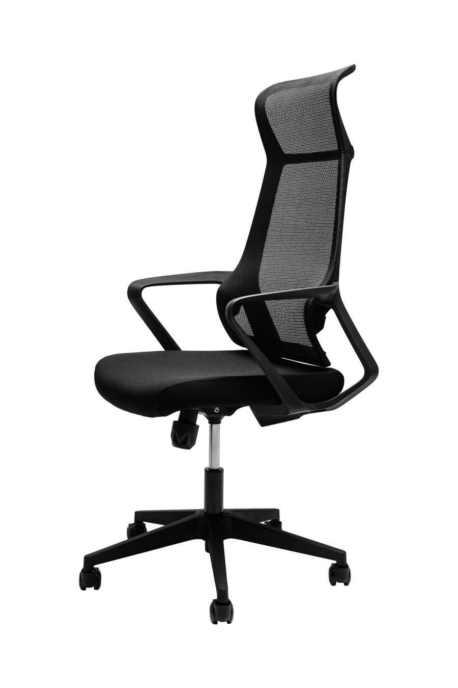 Tallin: Fotoliul CUSTÓ Tallin combină designul minimalist cu funcţionalitatea practică: şezutul din stofă conferă confort imediat, în timp ce spătarul din plasă elastomerică susţine eficient ventilarea pe durata unei zile întregi. Suportul lombar fix adaugă stabilitate şi protecţie posturală pe intervale lungi de lucru. Cotierele fixe şi mecanismul tip „fluture” cu blocare într-o poziţie simplifică utilizarea, iar baza stelată cu role din nailon asigură mobilitate lină pe suprafeţe diverse. Reglabil pe înălţime cu o capacitate de încărcare de până la 120 kg, această model în design all-black emană sobrietate şi se integrează elegant în spaţii de lucru, acasă sau la birou.