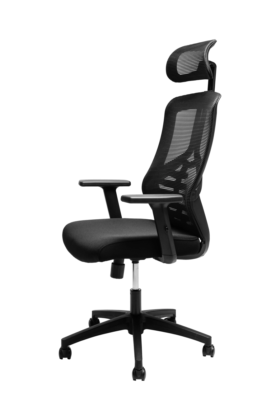 Monza: Fotoliul CUSTÓ Monza îmbină eleganţa discretă cu funcţionalitatea avansată: șezutul tapiţat din stofă asigură o priză confortabilă imediat ce te aşezi, iar spătarul din plasă elastomerică permite o ventilare eficientă pe durata întregii zile de lucru. Tetiera reglabilă pe înălţime și unghi oferă suport optim pentru cap şi gât, în timp ce suportul lombar fix îţi menţine postura corectă în intervale prelungite de activitate. Cotierele ajustabile pe înălţime se adaptează nevoilor tale în timpul conferinţelor, discuțiilor la masă sau al schimbării rapide între birou şi spaţiul de relaxare. Mecanismul sincron confirmă angajamentul pentru ergonomie, iar baza stelată din oțel cromat, combinată cu role din poliuretan, garantează mobilitate lină și stabilitate solidă pe diferite tipuri de suprafețe. O alegere ideală pentru birouri executive sau spaţii profesionale unde confortul şi profesionalismul merg mână în mână.