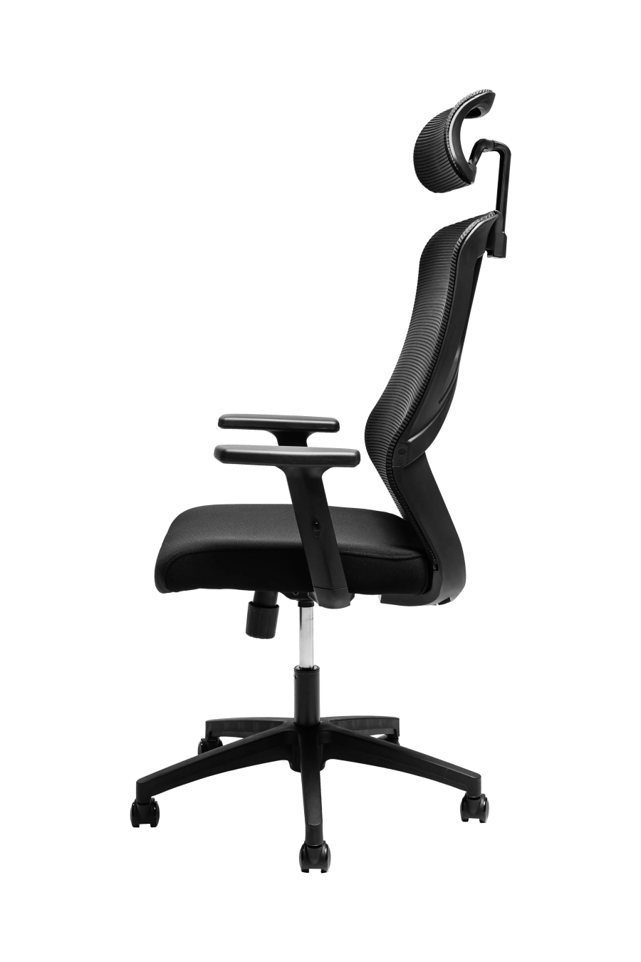 Monza: Fotoliul CUSTÓ Monza îmbină eleganţa discretă cu funcţionalitatea avansată: șezutul tapiţat din stofă asigură o priză confortabilă imediat ce te aşezi, iar spătarul din plasă elastomerică permite o ventilare eficientă pe durata întregii zile de lucru. Tetiera reglabilă pe înălţime și unghi oferă suport optim pentru cap şi gât, în timp ce suportul lombar fix îţi menţine postura corectă în intervale prelungite de activitate. Cotierele ajustabile pe înălţime se adaptează nevoilor tale în timpul conferinţelor, discuțiilor la masă sau al schimbării rapide între birou şi spaţiul de relaxare. Mecanismul sincron confirmă angajamentul pentru ergonomie, iar baza stelată din oțel cromat, combinată cu role din poliuretan, garantează mobilitate lină și stabilitate solidă pe diferite tipuri de suprafețe. O alegere ideală pentru birouri executive sau spaţii profesionale unde confortul şi profesionalismul merg mână în mână.