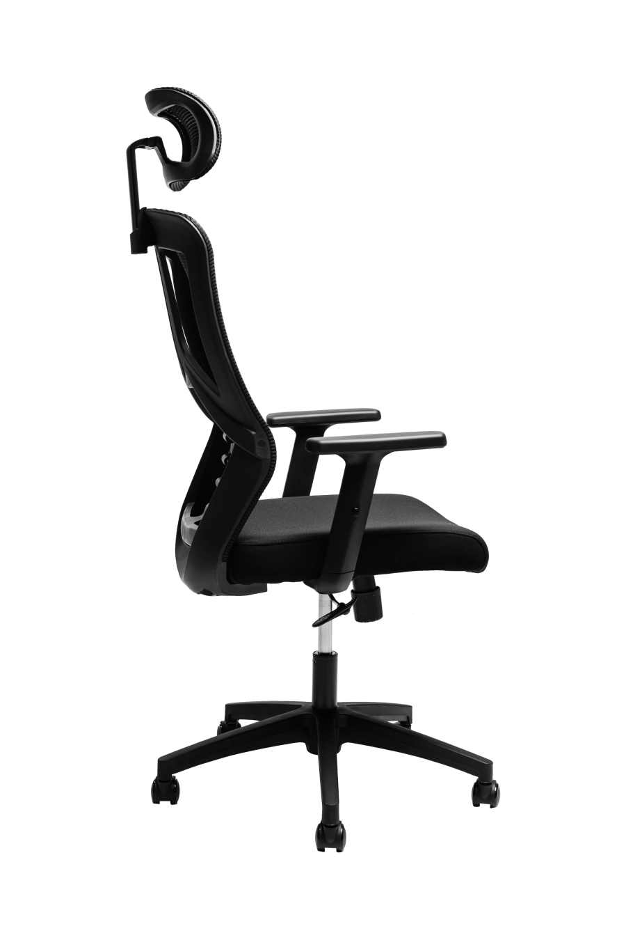 Monza: Fotoliul CUSTÓ Monza îmbină eleganţa discretă cu funcţionalitatea avansată: șezutul tapiţat din stofă asigură o priză confortabilă imediat ce te aşezi, iar spătarul din plasă elastomerică permite o ventilare eficientă pe durata întregii zile de lucru. Tetiera reglabilă pe înălţime și unghi oferă suport optim pentru cap şi gât, în timp ce suportul lombar fix îţi menţine postura corectă în intervale prelungite de activitate. Cotierele ajustabile pe înălţime se adaptează nevoilor tale în timpul conferinţelor, discuțiilor la masă sau al schimbării rapide între birou şi spaţiul de relaxare. Mecanismul sincron confirmă angajamentul pentru ergonomie, iar baza stelată din oțel cromat, combinată cu role din poliuretan, garantează mobilitate lină și stabilitate solidă pe diferite tipuri de suprafețe. O alegere ideală pentru birouri executive sau spaţii profesionale unde confortul şi profesionalismul merg mână în mână.