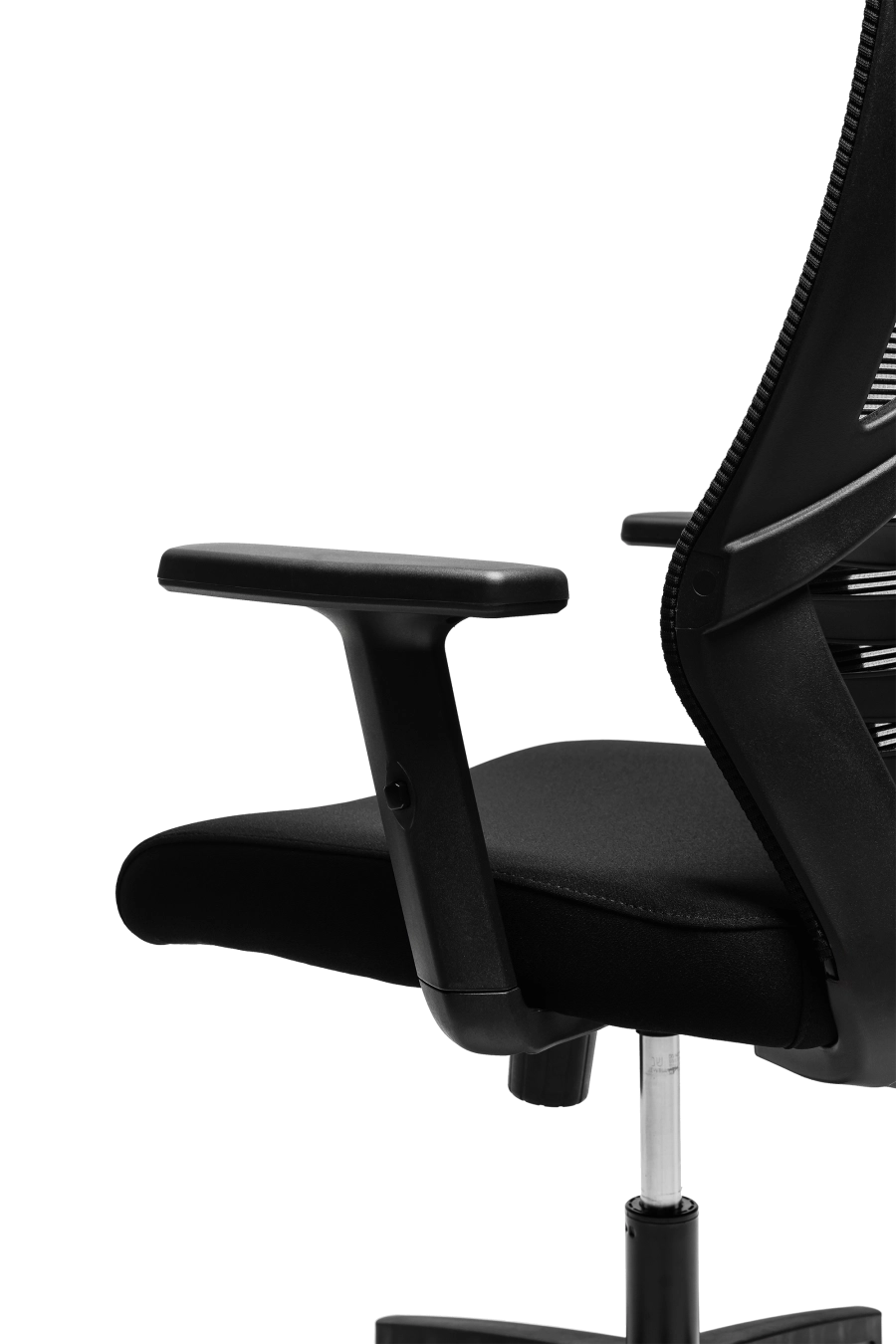 Monza: Fotoliul CUSTÓ Monza îmbină eleganţa discretă cu funcţionalitatea avansată: șezutul tapiţat din stofă asigură o priză confortabilă imediat ce te aşezi, iar spătarul din plasă elastomerică permite o ventilare eficientă pe durata întregii zile de lucru. Tetiera reglabilă pe înălţime și unghi oferă suport optim pentru cap şi gât, în timp ce suportul lombar fix îţi menţine postura corectă în intervale prelungite de activitate. Cotierele ajustabile pe înălţime se adaptează nevoilor tale în timpul conferinţelor, discuțiilor la masă sau al schimbării rapide între birou şi spaţiul de relaxare. Mecanismul sincron confirmă angajamentul pentru ergonomie, iar baza stelată din oțel cromat, combinată cu role din poliuretan, garantează mobilitate lină și stabilitate solidă pe diferite tipuri de suprafețe. O alegere ideală pentru birouri executive sau spaţii profesionale unde confortul şi profesionalismul merg mână în mână.