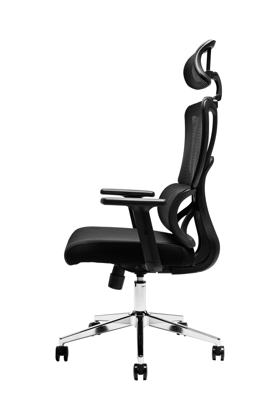Cordoba: CUSTÓ Cordoba combină eleganţa minimalistă cu ergonomia avansată: şezutul tapitat din stofă conferă confort imediat, iar spătarul din plasă elastomerică asigură o ventilaţie eficientă pe durata întregii zile de lucru. Tetiera reglabilă 3D îţi permite ajustări fine în înălţime, adâncime şi unghi, pentru o susţinere optimă a capului şi gâtului. Suportul lombar fix menţine postura corectă fără efort suplimentar. Cotierele ajustabile pe înălţime se pliază pe nevoile tale — fie în intervale de concentrare, fie în momente de relaxare la birou. Mecanismul sincron cu blocare într-o poziţie şi baza stelată din oţel cromat, împreună cu rolele din poliuretan, garantează mobilitate lină şi stabilitate solidă pe diferite tipuri de suprafeţe. Negrul predominant conferă o eleganţă sobru-executivă, ideală pentru spaţii de birou unde profesionalismul contează.