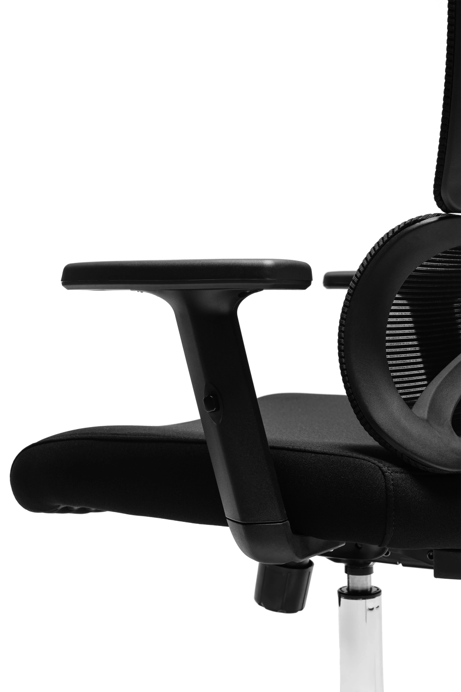 Cordoba: CUSTÓ Cordoba combină eleganţa minimalistă cu ergonomia avansată: şezutul tapitat din stofă conferă confort imediat, iar spătarul din plasă elastomerică asigură o ventilaţie eficientă pe durata întregii zile de lucru. Tetiera reglabilă 3D îţi permite ajustări fine în înălţime, adâncime şi unghi, pentru o susţinere optimă a capului şi gâtului. Suportul lombar fix menţine postura corectă fără efort suplimentar. Cotierele ajustabile pe înălţime se pliază pe nevoile tale — fie în intervale de concentrare, fie în momente de relaxare la birou. Mecanismul sincron cu blocare într-o poziţie şi baza stelată din oţel cromat, împreună cu rolele din poliuretan, garantează mobilitate lină şi stabilitate solidă pe diferite tipuri de suprafeţe. Negrul predominant conferă o eleganţă sobru-executivă, ideală pentru spaţii de birou unde profesionalismul contează.