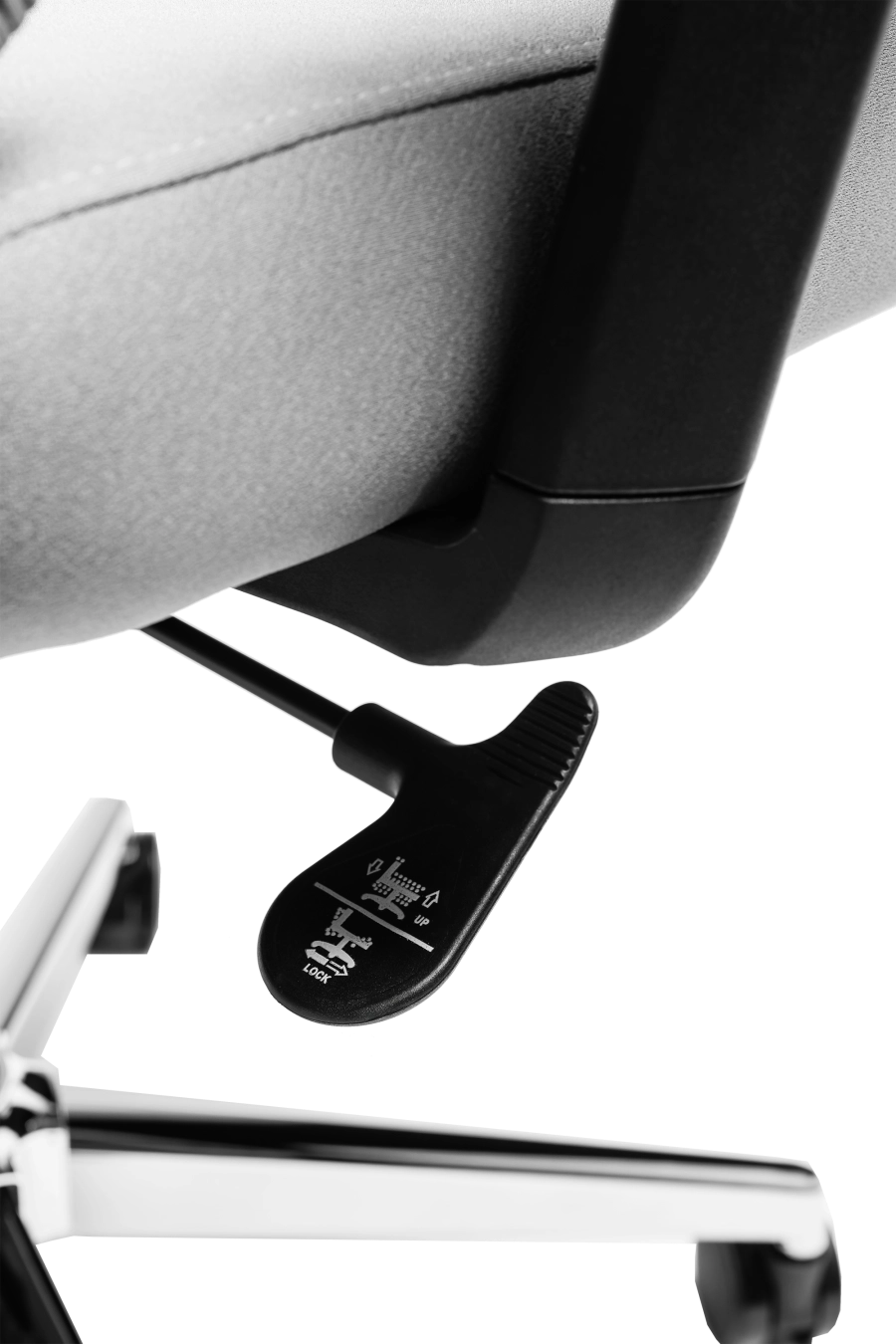 Cordoba: CUSTÓ Cordoba combină eleganţa minimalistă cu ergonomia avansată: şezutul tapitat din stofă conferă confort imediat, iar spătarul din plasă elastomerică asigură o ventilaţie eficientă pe durata întregii zile de lucru. Tetiera reglabilă 3D îţi permite ajustări fine în înălţime, adâncime şi unghi, pentru o susţinere optimă a capului şi gâtului. Suportul lombar fix menţine postura corectă fără efort suplimentar. Cotierele ajustabile pe înălţime se pliază pe nevoile tale — fie în intervale de concentrare, fie în momente de relaxare la birou. Mecanismul sincron cu blocare într-o poziţie şi baza stelată din oţel cromat, împreună cu rolele din poliuretan, garantează mobilitate lină şi stabilitate solidă pe diferite tipuri de suprafeţe. Culoarea gri adaugă o notă sobru-executivă, perfect integrabil în spaţii profesionale unde stilul şi confortul merg mână în mână.