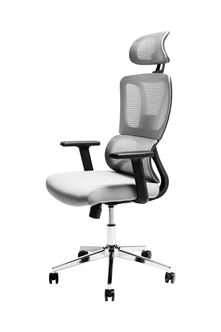 Cordoba: CUSTÓ Cordoba combină eleganţa minimalistă cu ergonomia avansată: şezutul tapitat din stofă conferă confort imediat, iar spătarul din plasă elastomerică asigură o ventilaţie eficientă pe durata întregii zile de lucru. Tetiera reglabilă 3D îţi permite ajustări fine în înălţime, adâncime şi unghi, pentru o susţinere optimă a capului şi gâtului. Suportul lombar fix menţine postura corectă fără efort suplimentar. Cotierele ajustabile pe înălţime se pliază pe nevoile tale — fie în intervale de concentrare, fie în momente de relaxare la birou. Mecanismul sincron cu blocare într-o poziţie şi baza stelată din oţel cromat, împreună cu rolele din poliuretan, garantează mobilitate lină şi stabilitate solidă pe diferite tipuri de suprafeţe. Culoarea gri adaugă o notă sobru-executivă, perfect integrabil în spaţii profesionale unde stilul şi confortul merg mână în mână.