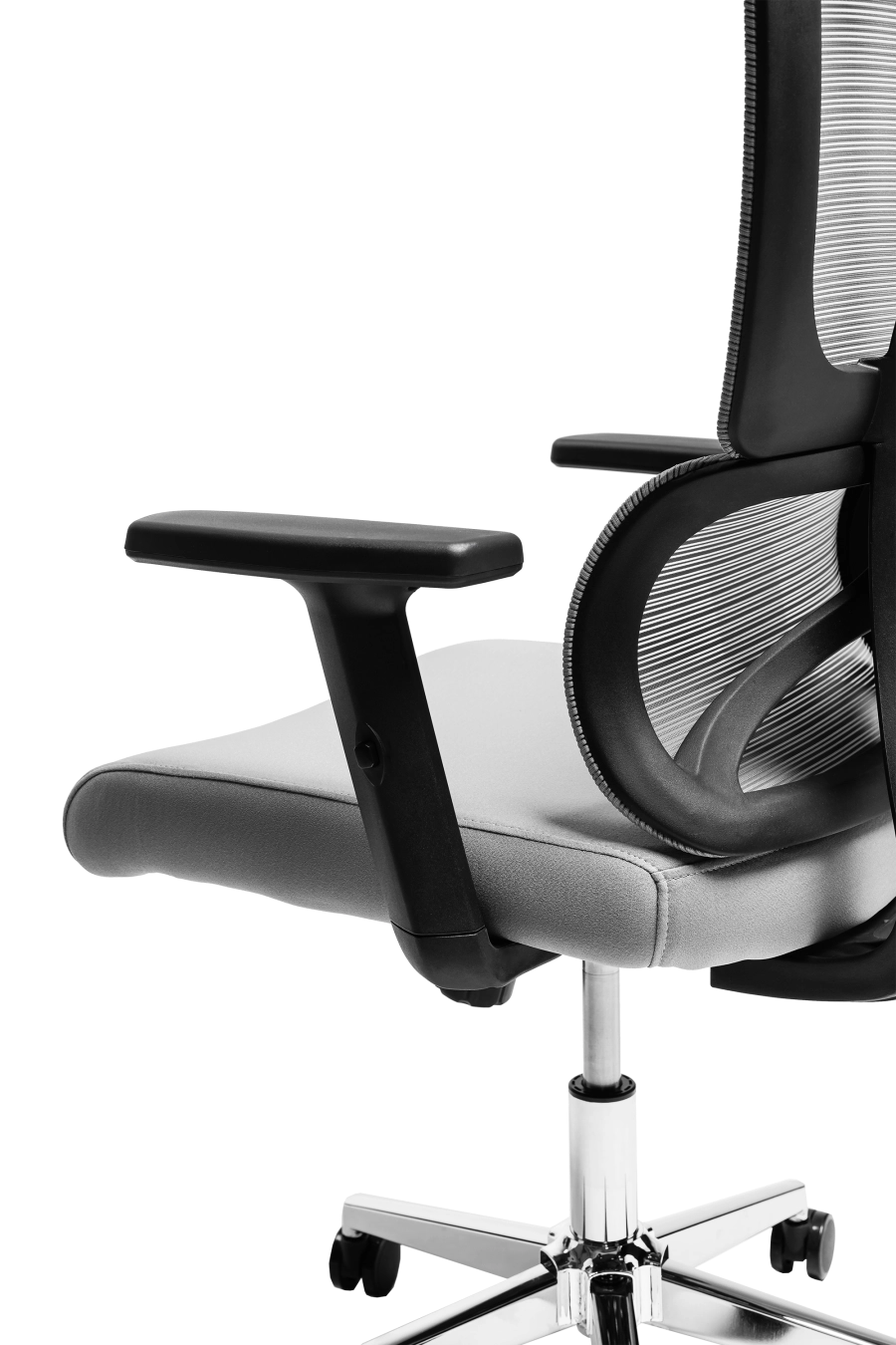 Cordoba: CUSTÓ Cordoba combină eleganţa minimalistă cu ergonomia avansată: şezutul tapitat din stofă conferă confort imediat, iar spătarul din plasă elastomerică asigură o ventilaţie eficientă pe durata întregii zile de lucru. Tetiera reglabilă 3D îţi permite ajustări fine în înălţime, adâncime şi unghi, pentru o susţinere optimă a capului şi gâtului. Suportul lombar fix menţine postura corectă fără efort suplimentar. Cotierele ajustabile pe înălţime se pliază pe nevoile tale — fie în intervale de concentrare, fie în momente de relaxare la birou. Mecanismul sincron cu blocare într-o poziţie şi baza stelată din oţel cromat, împreună cu rolele din poliuretan, garantează mobilitate lină şi stabilitate solidă pe diferite tipuri de suprafeţe. Culoarea gri adaugă o notă sobru-executivă, perfect integrabil în spaţii profesionale unde stilul şi confortul merg mână în mână.