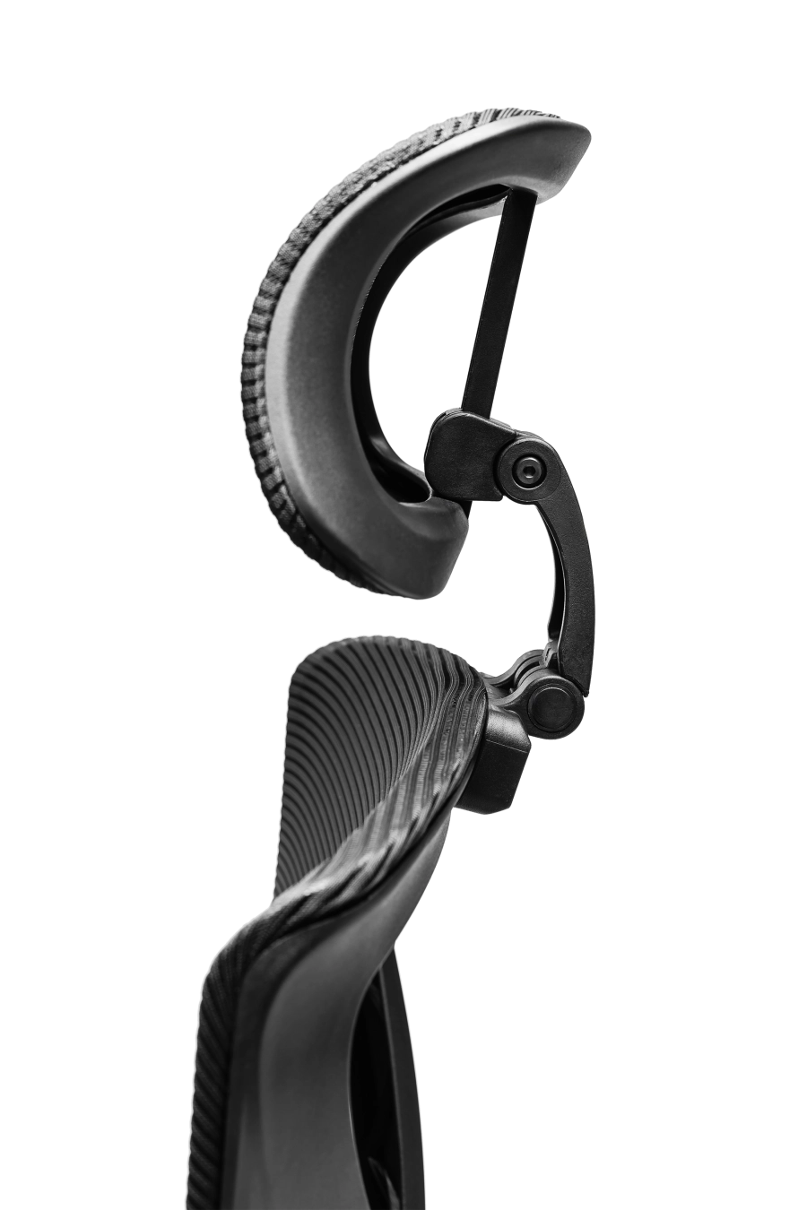 Belfast: CUSTÓ Belfast aduce un nivel superior de ergonomie și rafinament profesional, creat pentru cei care petrec mult timp la birou. Șezutul tapițat din stofă oferă confort uniform și susținere corectă, iar spătarul din plasă elastomerică menține o circulație optimă a aerului pe durata întregii zile. Suportul lombar reglabil 2D permite adaptarea individuală la forma spatelui, reducând tensiunea în zona inferioară. Tetiera reglabilă 3D — pe înălțime, adâncime și unghi — oferă susținere personalizată pentru cap și gât, în timp ce cotierele ajustabile pe înălțime facilitează o poziție naturală a brațelor în orice tip de activitate. Mecanismul sincron asigură libertate de mișcare și echilibru, iar baza solidă din oțel cromat, completată de roțile din poliuretan, garantează stabilitate și deplasare lină. Designul all-black emană eleganță sobră și autoritate, potrivit mediilor executive unde confortul și profesionalismul merg perfect împreună.