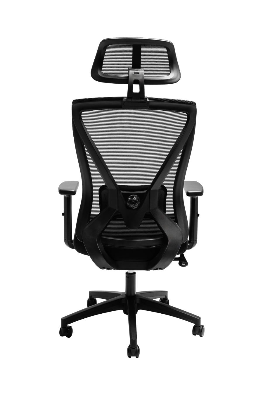 Belfast: CUSTÓ Belfast aduce un nivel superior de ergonomie și rafinament profesional, creat pentru cei care petrec mult timp la birou. Șezutul tapițat din stofă oferă confort uniform și susținere corectă, iar spătarul din plasă elastomerică menține o circulație optimă a aerului pe durata întregii zile. Suportul lombar reglabil 2D permite adaptarea individuală la forma spatelui, reducând tensiunea în zona inferioară. Tetiera reglabilă 3D — pe înălțime, adâncime și unghi — oferă susținere personalizată pentru cap și gât, în timp ce cotierele ajustabile pe înălțime facilitează o poziție naturală a brațelor în orice tip de activitate. Mecanismul sincron asigură libertate de mișcare și echilibru, iar baza solidă din oțel cromat, completată de roțile din poliuretan, garantează stabilitate și deplasare lină. Designul all-black emană eleganță sobră și autoritate, potrivit mediilor executive unde confortul și profesionalismul merg perfect împreună.