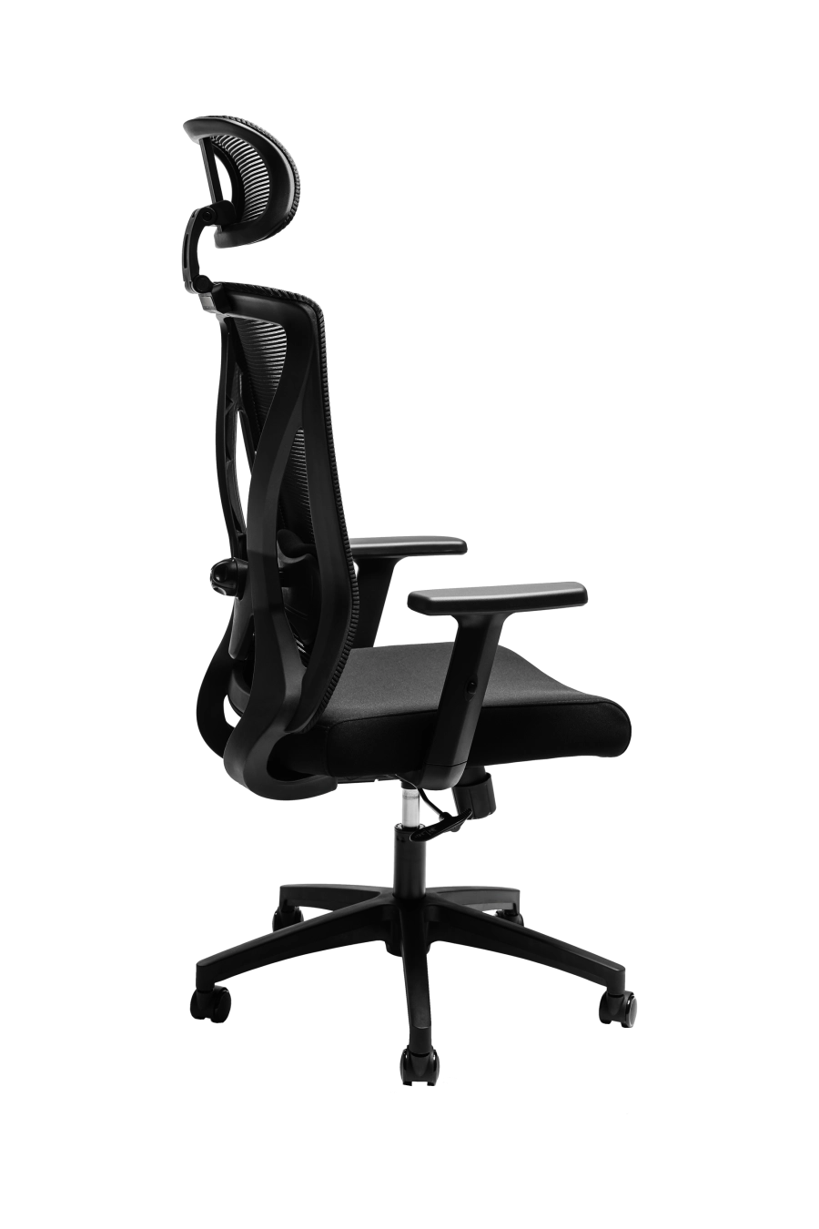 Belfast: CUSTÓ Belfast aduce un nivel superior de ergonomie și rafinament profesional, creat pentru cei care petrec mult timp la birou. Șezutul tapițat din stofă oferă confort uniform și susținere corectă, iar spătarul din plasă elastomerică menține o circulație optimă a aerului pe durata întregii zile. Suportul lombar reglabil 2D permite adaptarea individuală la forma spatelui, reducând tensiunea în zona inferioară. Tetiera reglabilă 3D — pe înălțime, adâncime și unghi — oferă susținere personalizată pentru cap și gât, în timp ce cotierele ajustabile pe înălțime facilitează o poziție naturală a brațelor în orice tip de activitate. Mecanismul sincron asigură libertate de mișcare și echilibru, iar baza solidă din oțel cromat, completată de roțile din poliuretan, garantează stabilitate și deplasare lină. Designul all-black emană eleganță sobră și autoritate, potrivit mediilor executive unde confortul și profesionalismul merg perfect împreună.