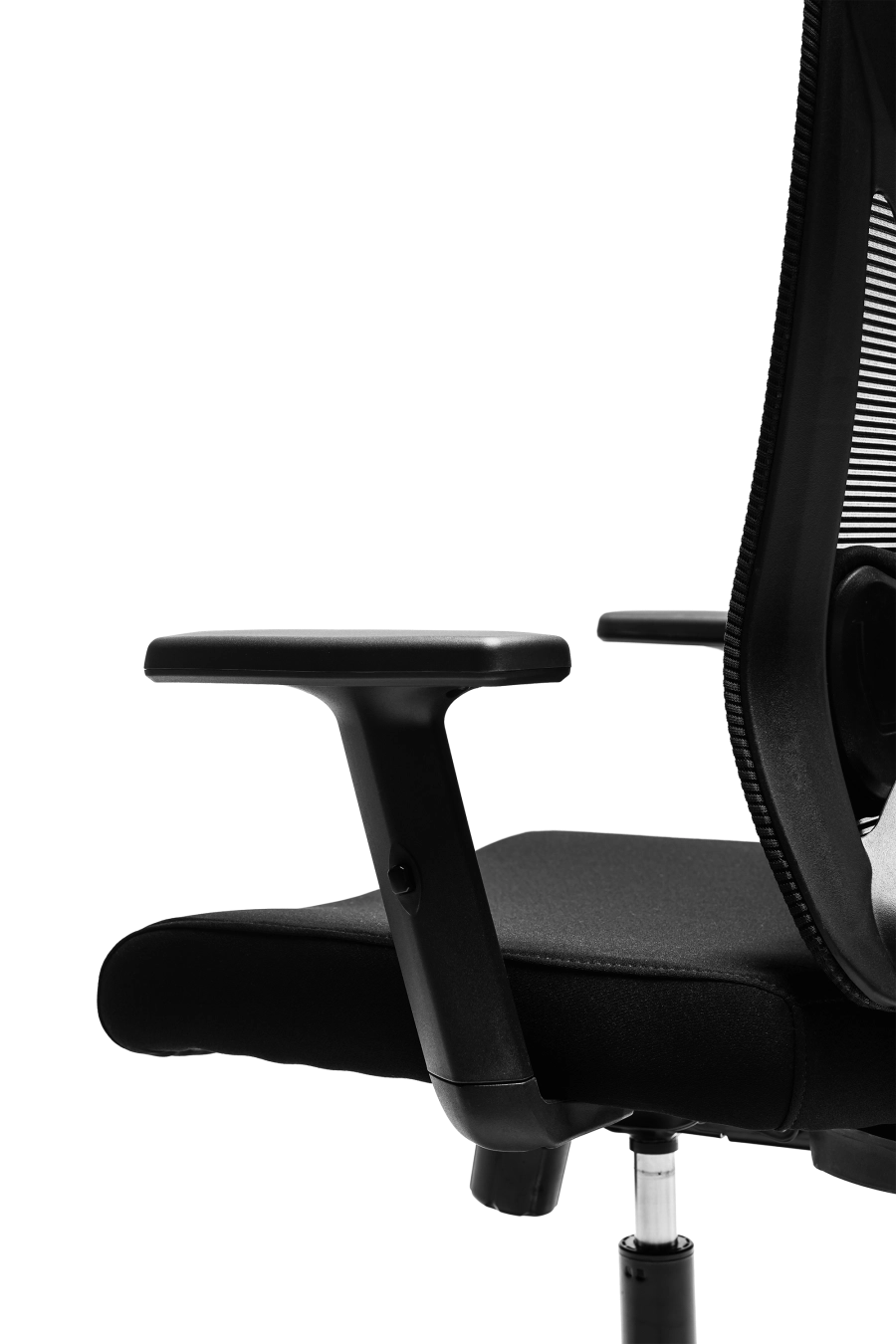 Belfast: CUSTÓ Belfast aduce un nivel superior de ergonomie și rafinament profesional, creat pentru cei care petrec mult timp la birou. Șezutul tapițat din stofă oferă confort uniform și susținere corectă, iar spătarul din plasă elastomerică menține o circulație optimă a aerului pe durata întregii zile. Suportul lombar reglabil 2D permite adaptarea individuală la forma spatelui, reducând tensiunea în zona inferioară. Tetiera reglabilă 3D — pe înălțime, adâncime și unghi — oferă susținere personalizată pentru cap și gât, în timp ce cotierele ajustabile pe înălțime facilitează o poziție naturală a brațelor în orice tip de activitate. Mecanismul sincron asigură libertate de mișcare și echilibru, iar baza solidă din oțel cromat, completată de roțile din poliuretan, garantează stabilitate și deplasare lină. Designul all-black emană eleganță sobră și autoritate, potrivit mediilor executive unde confortul și profesionalismul merg perfect împreună.