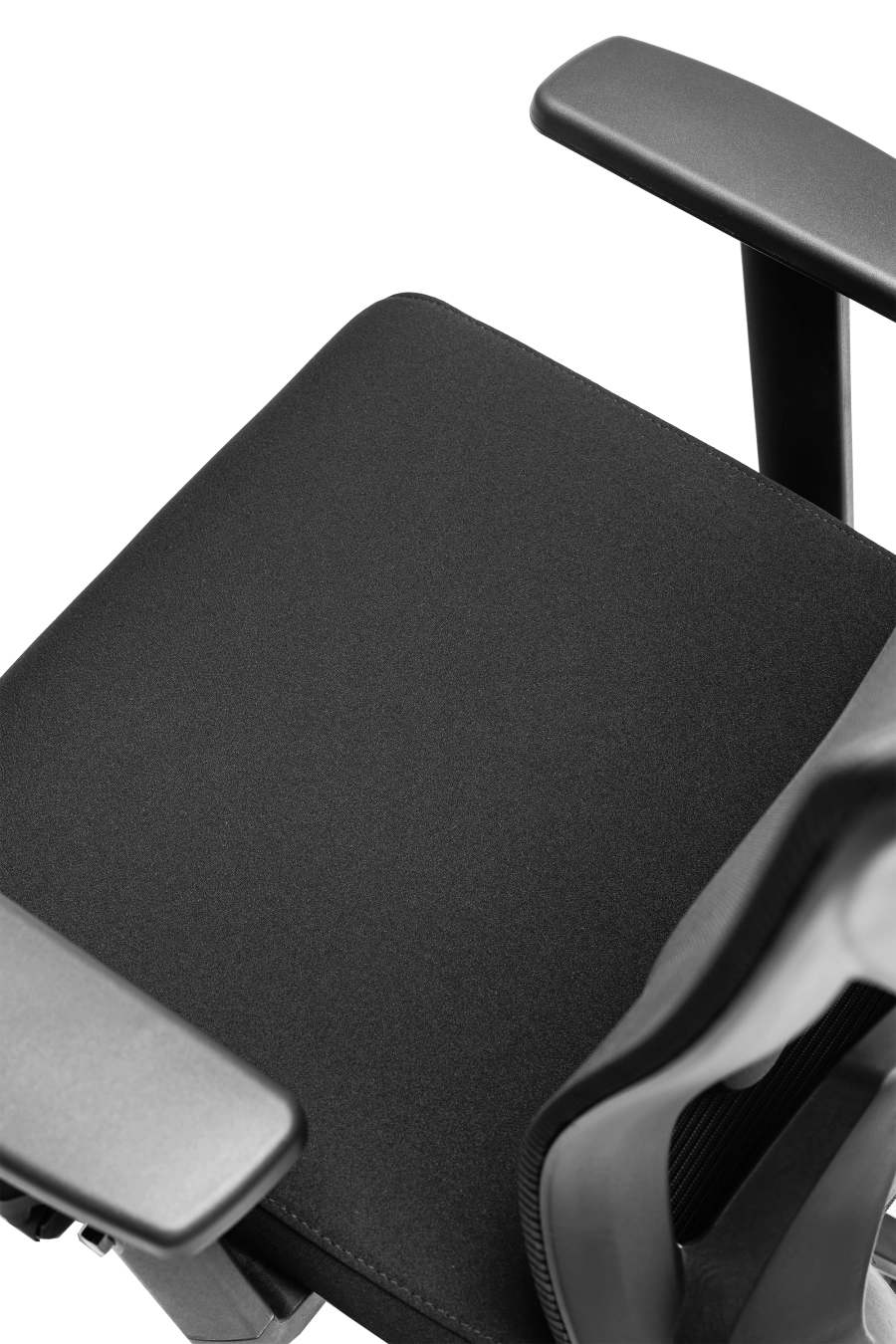 Belfast: CUSTÓ Belfast aduce un nivel superior de ergonomie și rafinament profesional, creat pentru cei care petrec mult timp la birou. Șezutul tapițat din stofă oferă confort uniform și susținere corectă, iar spătarul din plasă elastomerică menține o circulație optimă a aerului pe durata întregii zile. Suportul lombar reglabil 2D permite adaptarea individuală la forma spatelui, reducând tensiunea în zona inferioară. Tetiera reglabilă 3D — pe înălțime, adâncime și unghi — oferă susținere personalizată pentru cap și gât, în timp ce cotierele ajustabile pe înălțime facilitează o poziție naturală a brațelor în orice tip de activitate. Mecanismul sincron asigură libertate de mișcare și echilibru, iar baza solidă din oțel cromat, completată de roțile din poliuretan, garantează stabilitate și deplasare lină. Designul all-black emană eleganță sobră și autoritate, potrivit mediilor executive unde confortul și profesionalismul merg perfect împreună.