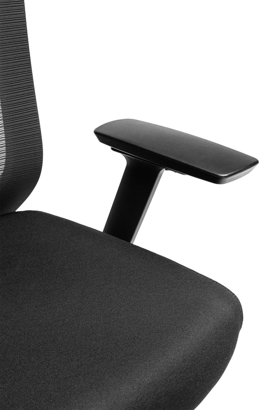 Bergamo: CUSTÓ Bergamo îmbină performanța ergonomicii cu designul modern: șezutul tapițat din stofă oferă confort constant, iar spătarul din plasă elastomerică asigură o ventilație optimă pe durata întregii zile de lucru. Suportul lombar reglabil 3D permite ajustarea pe înălțime, adâncime și adâncire, adaptându-se perfect curburii naturale a spatelui și reducând tensiunea în zona inferioară. Tetiera reglabilă pe înălțime oferă susținere suplimentară pentru cap și gât, iar cotierele reglabile 3D permit ajustarea în înălțime, adâncire și lățime, asigurând o poziție naturală a brațelor în orice activitate. Mecanismul sincron cu blocare într-o poziție și baza stelată din plastic dur, echipată cu roți din poliuretan, garantează stabilitate și mobilitate lină pe diferite tipuri de suprafețe. Designul all-black conferă o notă sobru-executivă, potrivită pentru spații profesionale unde confortul și profesionalismul sunt esențiale.