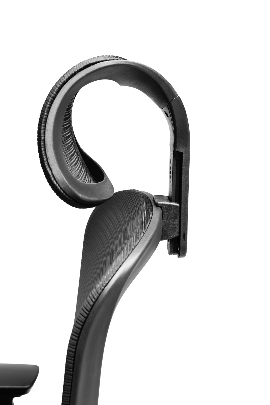 Bergamo: CUSTÓ Bergamo îmbină performanța ergonomicii cu designul modern: șezutul tapițat din stofă oferă confort constant, iar spătarul din plasă elastomerică asigură o ventilație optimă pe durata întregii zile de lucru. Suportul lombar reglabil 3D permite ajustarea pe înălțime, adâncime și adâncire, adaptându-se perfect curburii naturale a spatelui și reducând tensiunea în zona inferioară. Tetiera reglabilă pe înălțime oferă susținere suplimentară pentru cap și gât, iar cotierele reglabile 3D permit ajustarea în înălțime, adâncire și lățime, asigurând o poziție naturală a brațelor în orice activitate. Mecanismul sincron cu blocare într-o poziție și baza stelată din plastic dur, echipată cu roți din poliuretan, garantează stabilitate și mobilitate lină pe diferite tipuri de suprafețe. Designul all-black conferă o notă sobru-executivă, potrivită pentru spații profesionale unde confortul și profesionalismul sunt esențiale.