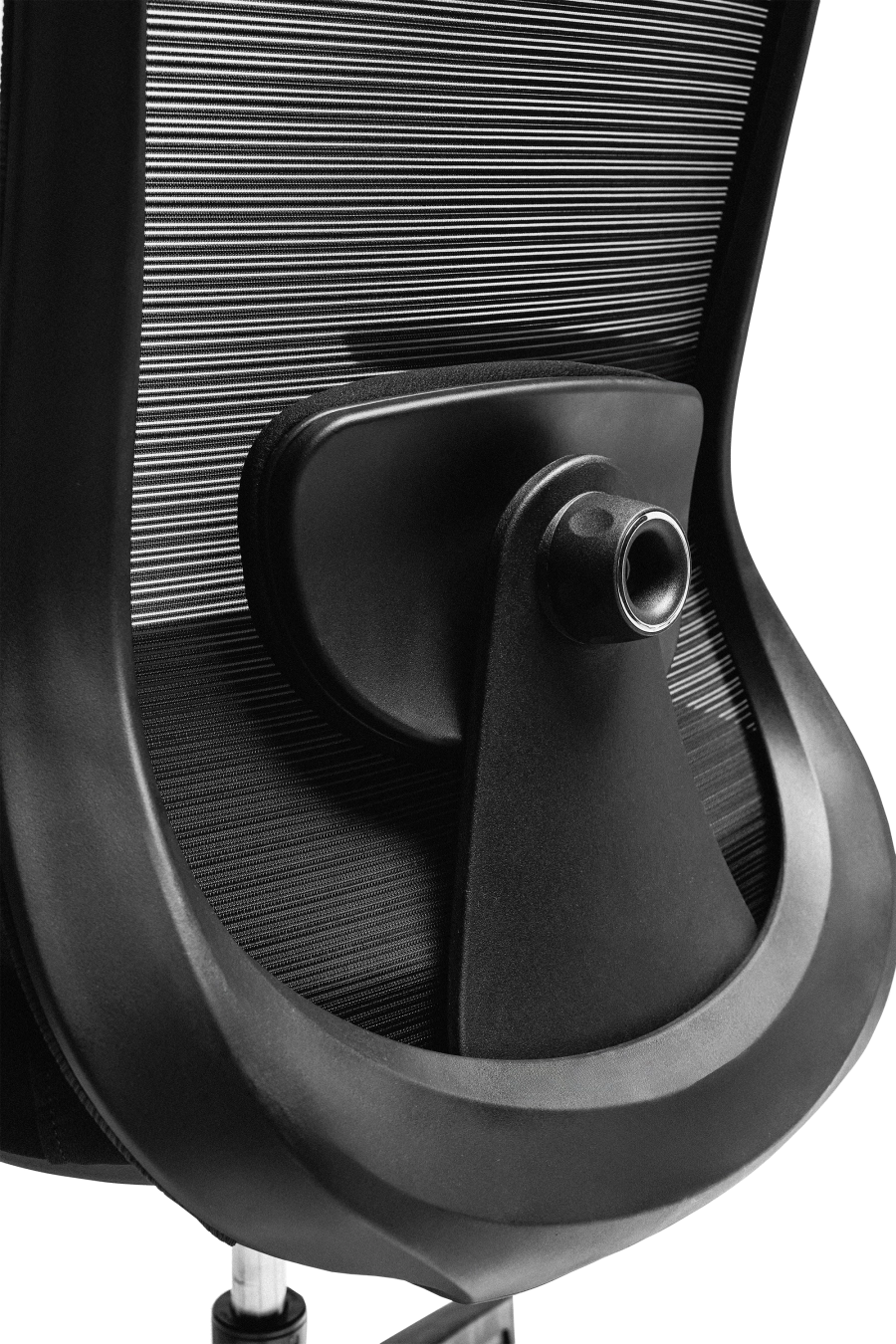 Bergamo: CUSTÓ Bergamo îmbină performanța ergonomicii cu designul modern: șezutul tapițat din stofă oferă confort constant, iar spătarul din plasă elastomerică asigură o ventilație optimă pe durata întregii zile de lucru. Suportul lombar reglabil 3D permite ajustarea pe înălțime, adâncime și adâncire, adaptându-se perfect curburii naturale a spatelui și reducând tensiunea în zona inferioară. Tetiera reglabilă pe înălțime oferă susținere suplimentară pentru cap și gât, iar cotierele reglabile 3D permit ajustarea în înălțime, adâncire și lățime, asigurând o poziție naturală a brațelor în orice activitate. Mecanismul sincron cu blocare într-o poziție și baza stelată din plastic dur, echipată cu roți din poliuretan, garantează stabilitate și mobilitate lină pe diferite tipuri de suprafețe. Designul all-black conferă o notă sobru-executivă, potrivită pentru spații profesionale unde confortul și profesionalismul sunt esențiale.