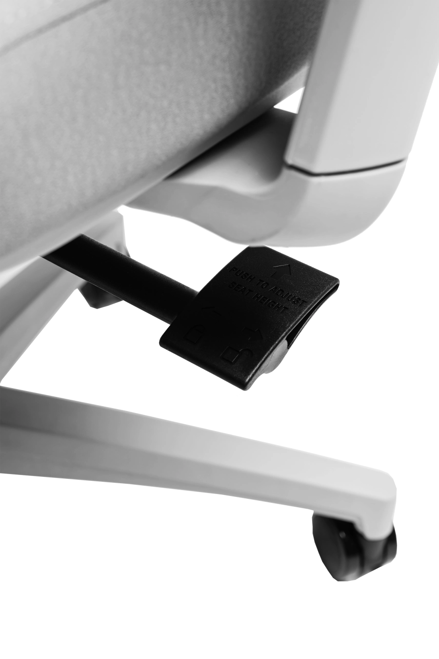 Bergamo: CUSTÓ Bergamo îmbină performanța ergonomicii cu designul modern: șezutul tapițat din stofă oferă confort constant, iar spătarul din plasă elastomerică asigură o ventilație optimă pe durata întregii zile de lucru. Suportul lombar reglabil 3D permite ajustarea pe înălțime, adâncime și adâncire, adaptându-se perfect curburii naturale a spatelui și reducând tensiunea în zona inferioară. Tetiera reglabilă pe înălțime oferă susținere suplimentară pentru cap și gât, iar cotierele reglabile 3D permit ajustarea în înălțime, adâncire și lățime, asigurând o poziție naturală a brațelor în orice activitate. Mecanismul sincron cu blocare într-o poziție și baza stelată din plastic dur, echipată cu roți din poliuretan, garantează stabilitate și mobilitate lină pe diferite tipuri de suprafețe. Designul gri conferă o notă sobru-executivă, potrivită pentru spații profesionale unde confortul și profesionalismul sunt esențiale.