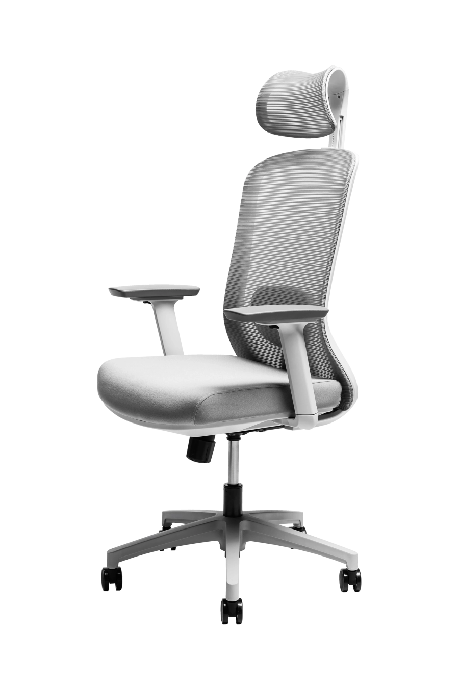 Bergamo: CUSTÓ Bergamo îmbină performanța ergonomicii cu designul modern: șezutul tapițat din stofă oferă confort constant, iar spătarul din plasă elastomerică asigură o ventilație optimă pe durata întregii zile de lucru. Suportul lombar reglabil 3D permite ajustarea pe înălțime, adâncime și adâncire, adaptându-se perfect curburii naturale a spatelui și reducând tensiunea în zona inferioară. Tetiera reglabilă pe înălțime oferă susținere suplimentară pentru cap și gât, iar cotierele reglabile 3D permit ajustarea în înălțime, adâncire și lățime, asigurând o poziție naturală a brațelor în orice activitate. Mecanismul sincron cu blocare într-o poziție și baza stelată din plastic dur, echipată cu roți din poliuretan, garantează stabilitate și mobilitate lină pe diferite tipuri de suprafețe. Designul gri conferă o notă sobru-executivă, potrivită pentru spații profesionale unde confortul și profesionalismul sunt esențiale.