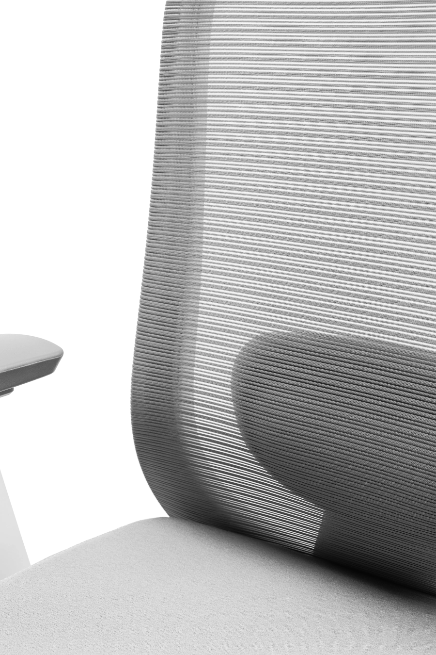 Bergamo: CUSTÓ Bergamo îmbină performanța ergonomicii cu designul modern: șezutul tapițat din stofă oferă confort constant, iar spătarul din plasă elastomerică asigură o ventilație optimă pe durata întregii zile de lucru. Suportul lombar reglabil 3D permite ajustarea pe înălțime, adâncime și adâncire, adaptându-se perfect curburii naturale a spatelui și reducând tensiunea în zona inferioară. Tetiera reglabilă pe înălțime oferă susținere suplimentară pentru cap și gât, iar cotierele reglabile 3D permit ajustarea în înălțime, adâncire și lățime, asigurând o poziție naturală a brațelor în orice activitate. Mecanismul sincron cu blocare într-o poziție și baza stelată din plastic dur, echipată cu roți din poliuretan, garantează stabilitate și mobilitate lină pe diferite tipuri de suprafețe. Designul gri conferă o notă sobru-executivă, potrivită pentru spații profesionale unde confortul și profesionalismul sunt esențiale.