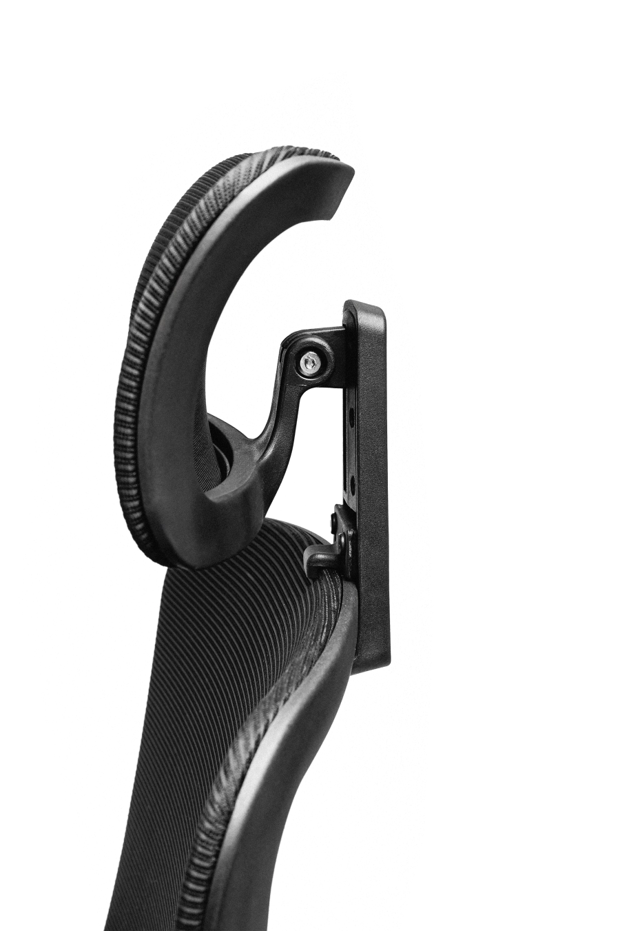 Roma: CUSTÓ Roma redefinește confortul și adaptabilitatea în mediul profesional: șezutul tapițat din stofă oferă o priză plăcută și susținere constantă, iar spătarul din plasă elastomerică asigură ventilație eficientă pe durata întregii zile de lucru. Suportul lombar reglabil pe înălțime permite ajustarea precisă pentru o susținere optimă a zonei inferioare a spatelui. Tetiera reglabilă pe înălțime completează ergonomia, oferind susținere suplimentară pentru cap și gât. Cotierele reglabile 4D (în înălțime, adâncire, lățime și unghi) permit personalizarea poziției brațelor în funcție de activitățile desfășurate. Mecanismul multifuncțional cu blocare în trei poziții și translare a șezutului asigură flexibilitate în mișcare și stabilitate. Baza stelată din plastic dur, echipată cu roți din poliuretan, garantează mobilitate lină și stabilitate pe diferite tipuri de suprafețe. Designul all-black conferă o notă sobru-executivă, potrivită pentru birouri moderne unde confortul și profesionalismul contează.