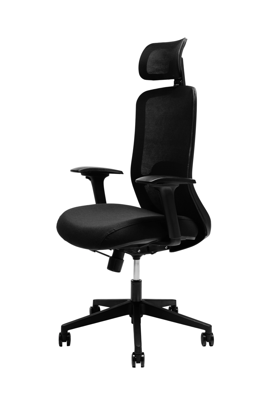 Roma: CUSTÓ Roma redefinește confortul și adaptabilitatea în mediul profesional: șezutul tapițat din stofă oferă o priză plăcută și susținere constantă, iar spătarul din plasă elastomerică asigură ventilație eficientă pe durata întregii zile de lucru. Suportul lombar reglabil pe înălțime permite ajustarea precisă pentru o susținere optimă a zonei inferioare a spatelui. Tetiera reglabilă pe înălțime completează ergonomia, oferind susținere suplimentară pentru cap și gât. Cotierele reglabile 4D (în înălțime, adâncire, lățime și unghi) permit personalizarea poziției brațelor în funcție de activitățile desfășurate. Mecanismul multifuncțional cu blocare în trei poziții și translare a șezutului asigură flexibilitate în mișcare și stabilitate. Baza stelată din plastic dur, echipată cu roți din poliuretan, garantează mobilitate lină și stabilitate pe diferite tipuri de suprafețe. Designul all-black conferă o notă sobru-executivă, potrivită pentru birouri moderne unde confortul și profesionalismul contează.