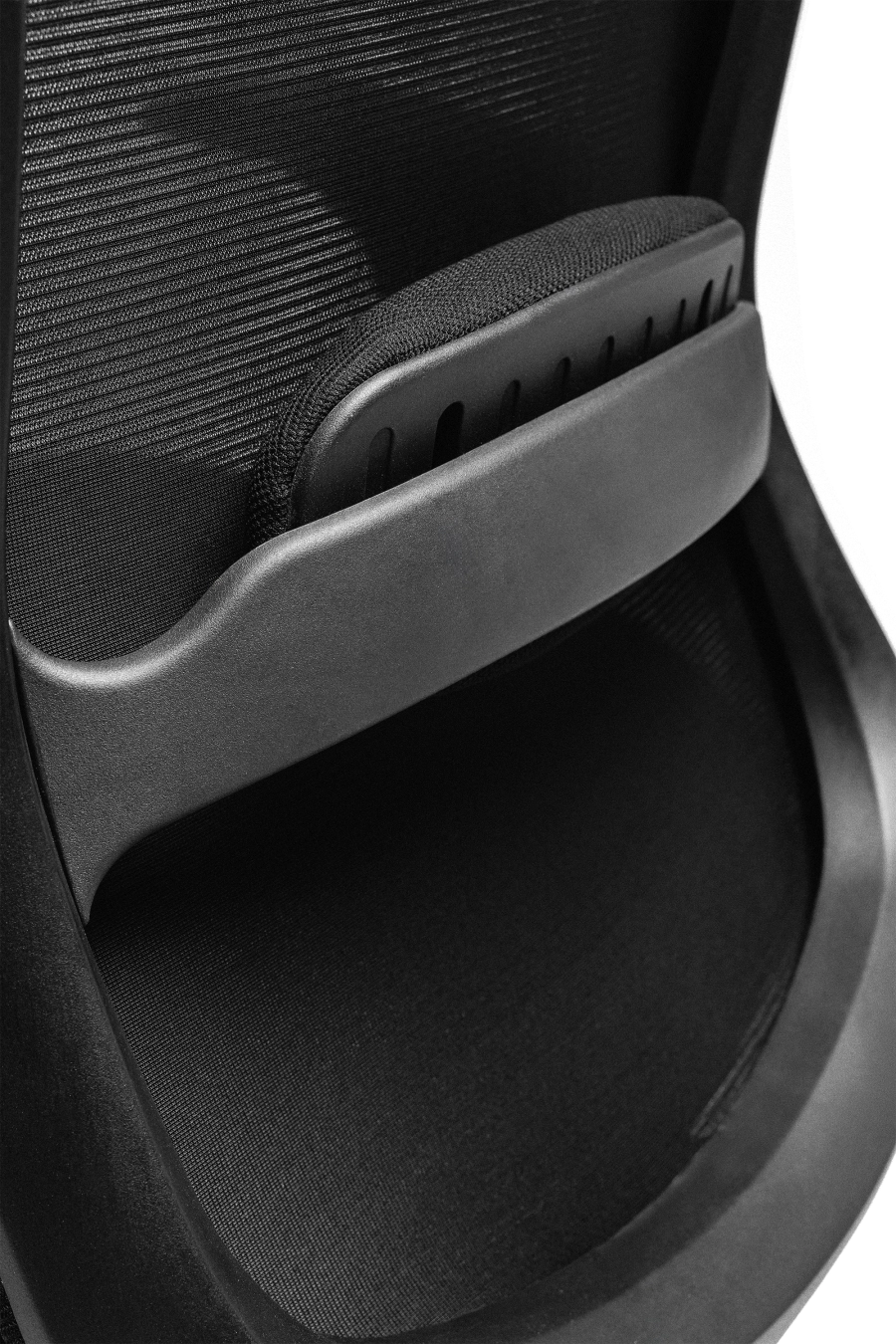 Roma: CUSTÓ Roma redefinește confortul și adaptabilitatea în mediul profesional: șezutul tapițat din stofă oferă o priză plăcută și susținere constantă, iar spătarul din plasă elastomerică asigură ventilație eficientă pe durata întregii zile de lucru. Suportul lombar reglabil pe înălțime permite ajustarea precisă pentru o susținere optimă a zonei inferioare a spatelui. Tetiera reglabilă pe înălțime completează ergonomia, oferind susținere suplimentară pentru cap și gât. Cotierele reglabile 4D (în înălțime, adâncire, lățime și unghi) permit personalizarea poziției brațelor în funcție de activitățile desfășurate. Mecanismul multifuncțional cu blocare în trei poziții și translare a șezutului asigură flexibilitate în mișcare și stabilitate. Baza stelată din plastic dur, echipată cu roți din poliuretan, garantează mobilitate lină și stabilitate pe diferite tipuri de suprafețe. Designul all-black conferă o notă sobru-executivă, potrivită pentru birouri moderne unde confortul și profesionalismul contează.