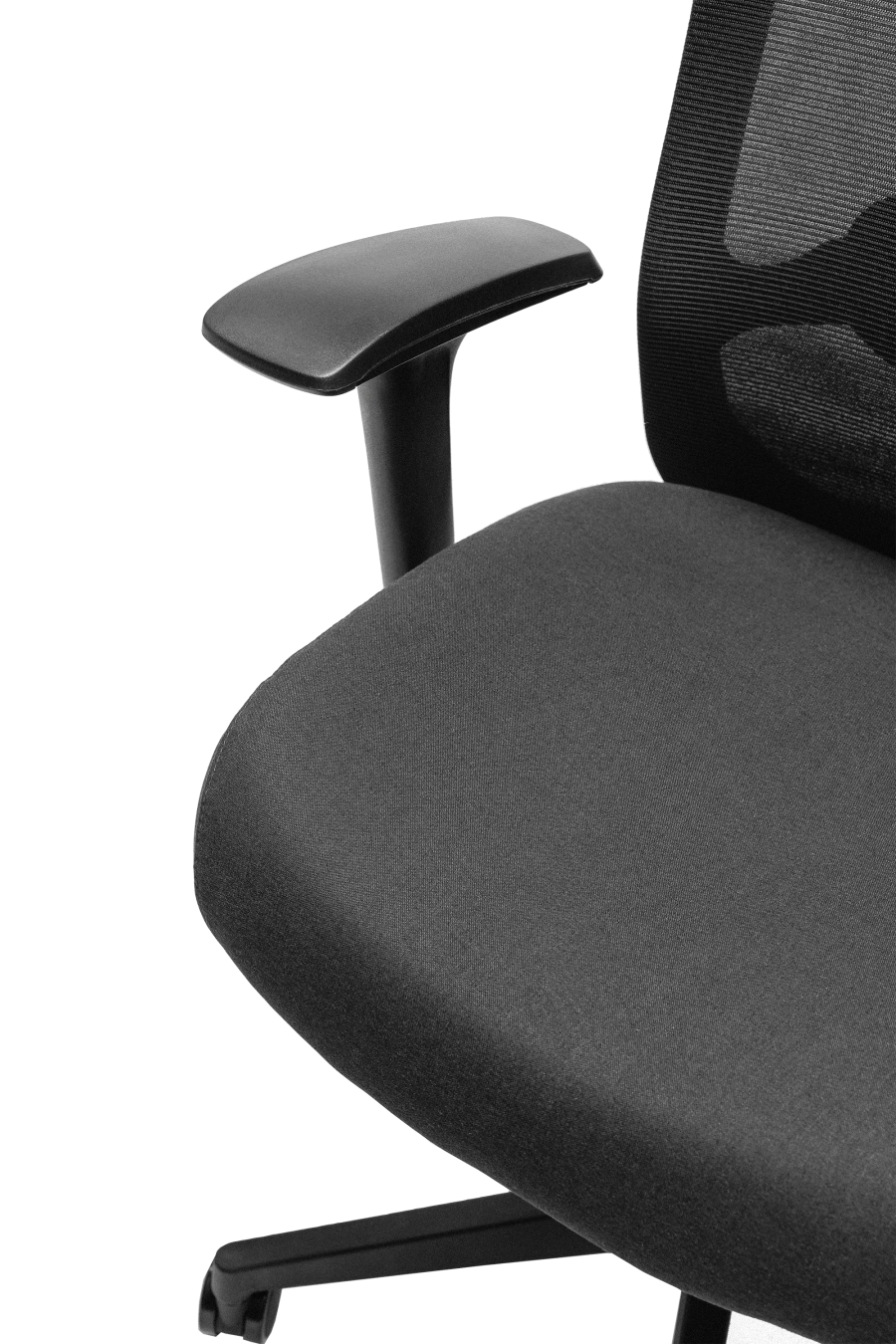 Roma: CUSTÓ Roma redefinește confortul și adaptabilitatea în mediul profesional: șezutul tapițat din stofă oferă o priză plăcută și susținere constantă, iar spătarul din plasă elastomerică asigură ventilație eficientă pe durata întregii zile de lucru. Suportul lombar reglabil pe înălțime permite ajustarea precisă pentru o susținere optimă a zonei inferioare a spatelui. Tetiera reglabilă pe înălțime completează ergonomia, oferind susținere suplimentară pentru cap și gât. Cotierele reglabile 4D (în înălțime, adâncire, lățime și unghi) permit personalizarea poziției brațelor în funcție de activitățile desfășurate. Mecanismul multifuncțional cu blocare în trei poziții și translare a șezutului asigură flexibilitate în mișcare și stabilitate. Baza stelată din plastic dur, echipată cu roți din poliuretan, garantează mobilitate lină și stabilitate pe diferite tipuri de suprafețe. Designul all-black conferă o notă sobru-executivă, potrivită pentru birouri moderne unde confortul și profesionalismul contează.